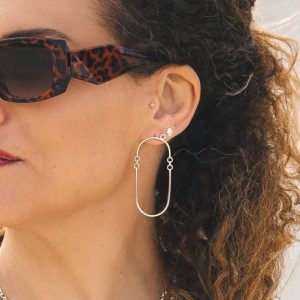 עגילים רוקדים צמודים