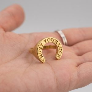 טבעת חותם יוניסקס פיסולית בצורת פרסה.