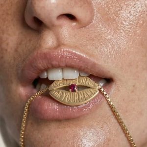 שרשרת שפתיים מכסף 925 או בציפוי זהב עם הכיתוב Save the drama for your mama ואבן טורמלין במרכז.