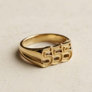 טבעת חותם יוניסקס בולטת עם ספרות 555.